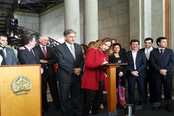 Professores da rede estadual assinam acordo com o governo