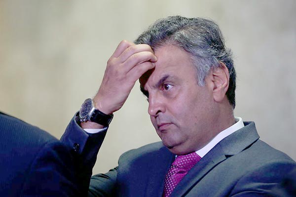 Aécio Neves se afasta da presidência do PSDB