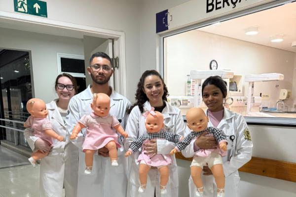 Hospital ensina manobras para prevenir mortes por engasgo em recém-nascidos