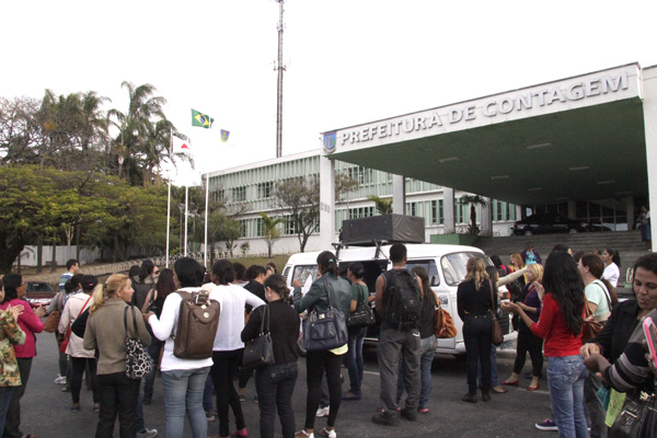 Trabalhadores voltam a protestar em frente à prefeitura de Contagem