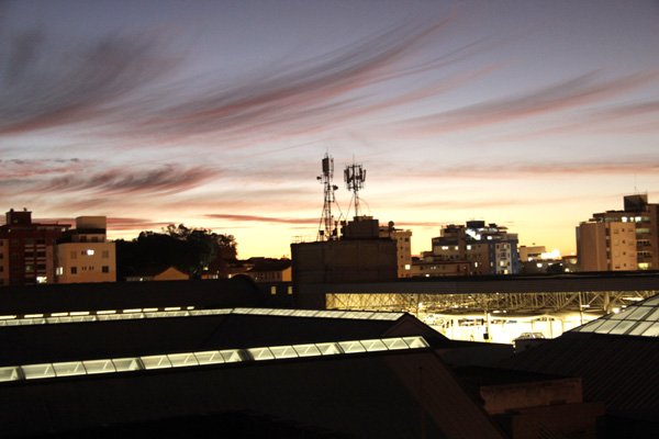 Cai à tarde, vem o frio e um belo entardecer