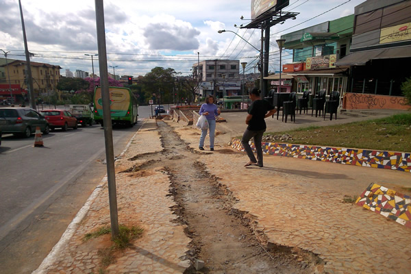 Obra da Copasa causa caos do trânsito em Contagem