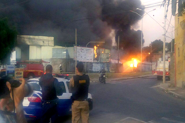 Incêndio atinge imóveis comerciais no Cidade Industrial