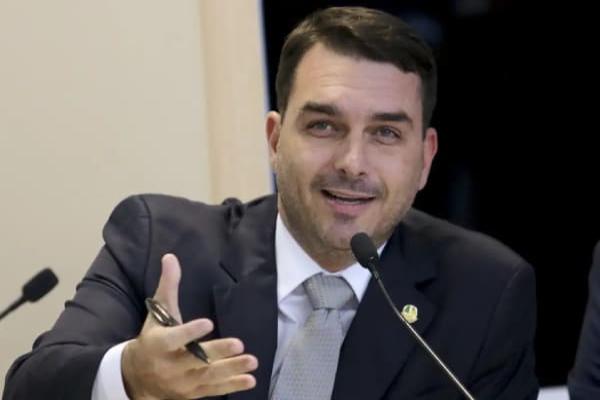 Flávio Bolsonaro desembarca em Portugal no mesmo dia que o pai passa usar tornozeleira