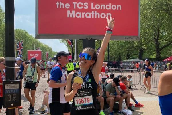 De Contagem a Berlim: Maria Clara transforma desafios pessoais em força para correr maratonas 