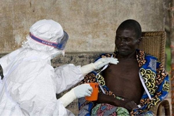 OMS comemora aprovação da primeira vacina contra o ebola