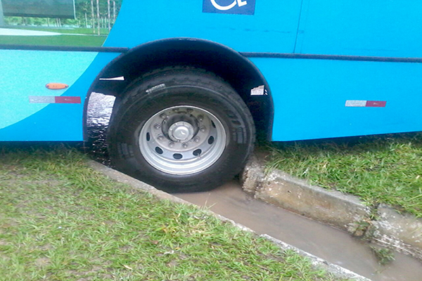 Ônibus fica preso em rotatória, em Contagem