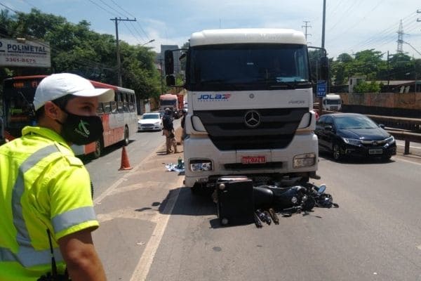 Motociclista morre em acidente envolvendo caminhão no Cidade Industrial