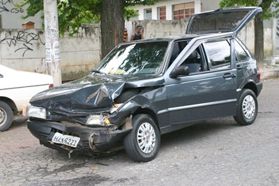 Motorista suspeito de embriaguez bate e foge