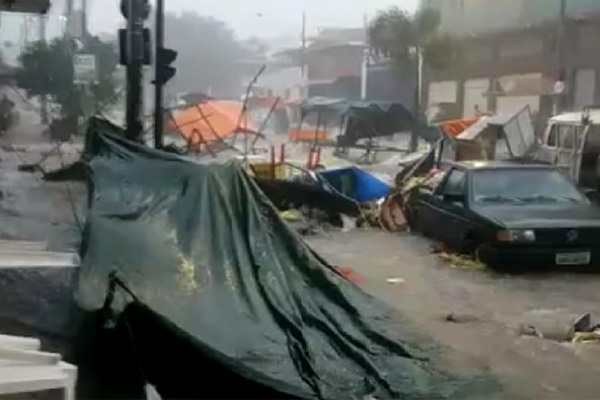 Feirantes são arrastados pelas águas da chuva