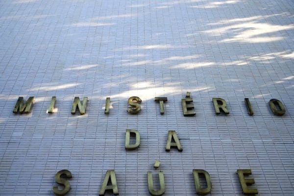 Saúde alerta sobre ligações e SMS falsos de cadastro para vacinação