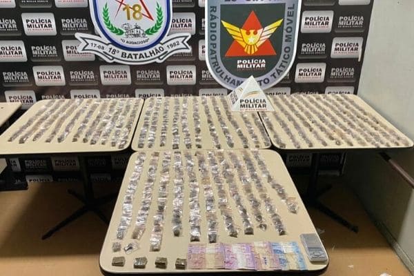 Drogas e arma são apreendidas em batidas policiais