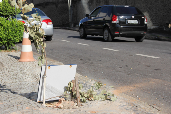 Buraco em frente à sede do CIEE/MG prejudica associação 