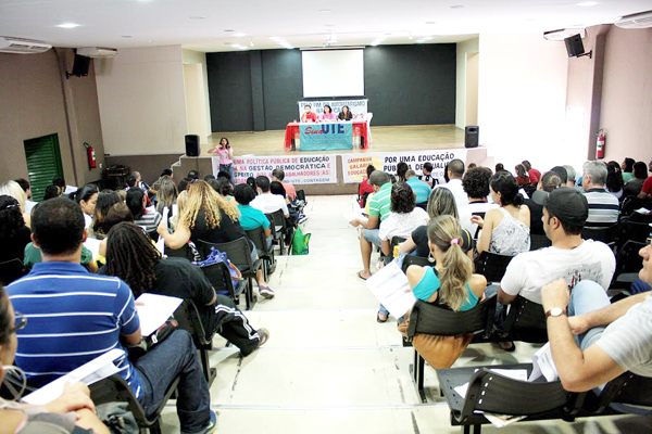 Educadores de Contagem aprovam pauta de reivindicações 