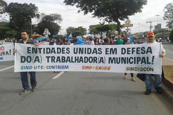 Servidores municipais voltam às ruas em protesto 