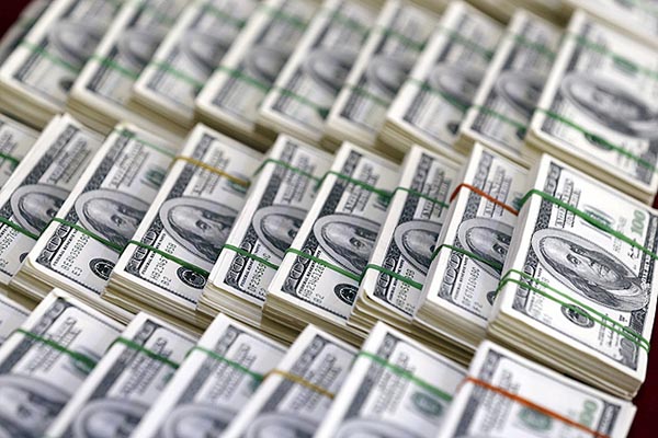 Dólar cai 3,9% e bolsa sobe 1,69% após quinta-feira atribulada