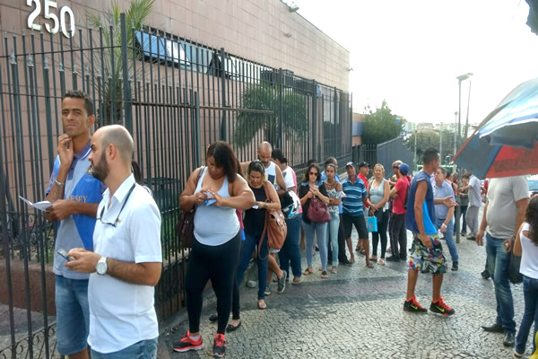 Clientes em busca do FGTS inativo reclamam do mal atendimento 