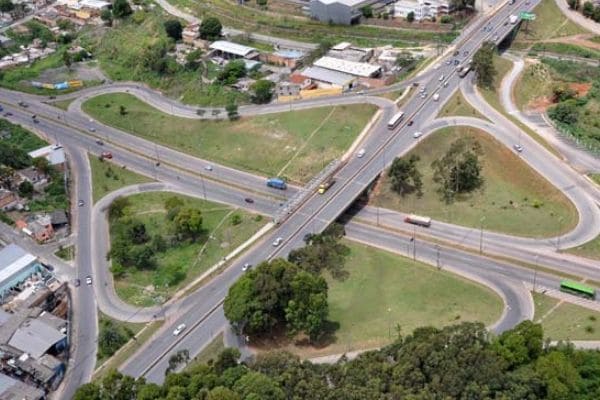 Obras interditam parcialmente a Via Expressa, em Contagem