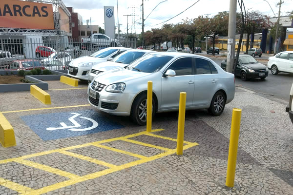 Motorista sem deficiência estaciona irregularmente