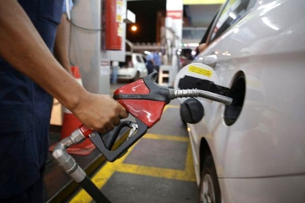 Petrobras baixa gasolina em R$ 0,03 e diesel em R$ 0,04