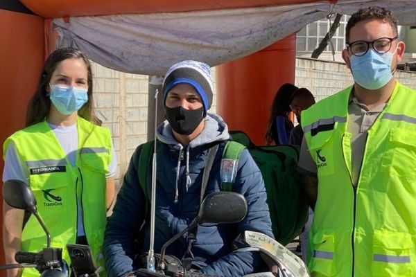 Motos e bicicletas recebem antenas corta-pipa gratuitamente em Contagem