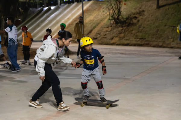 Aulas gratuitas de skate para crianças com e sem deficiência em Contagem
