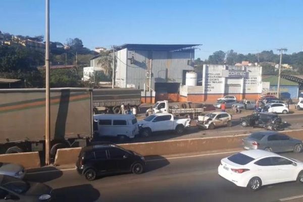 Vinte veículos se envolvem em acidente no Anel Rodoviário em BH