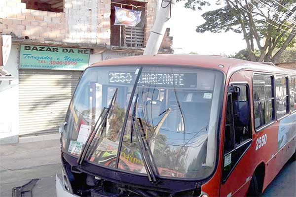 Poste cai em cima de ônibus, no Centro de Contagem