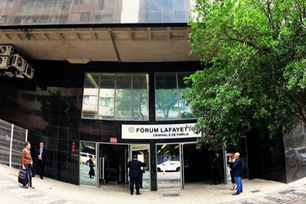 Trio condenado pelo assassinato motivado por boatos, na estação do Move