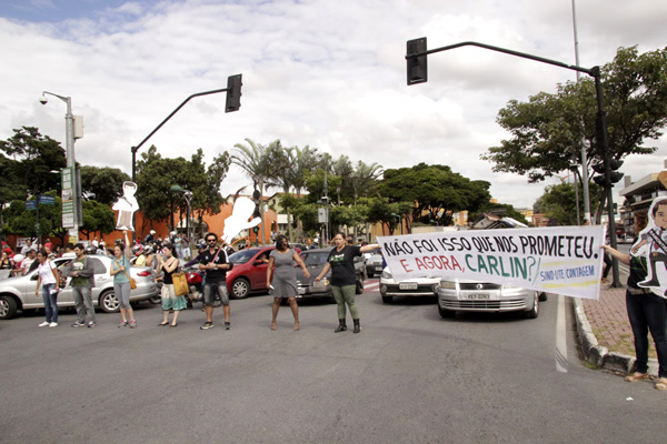 Servidores da educação e da saúde de Contagem protestam e fecham trânsito