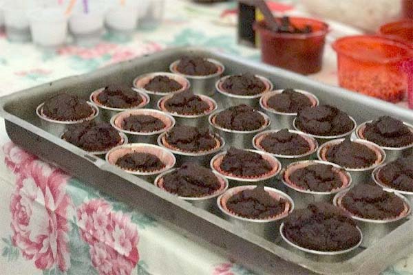 Crianças põem a mão na massa em oficina de Páscoa
