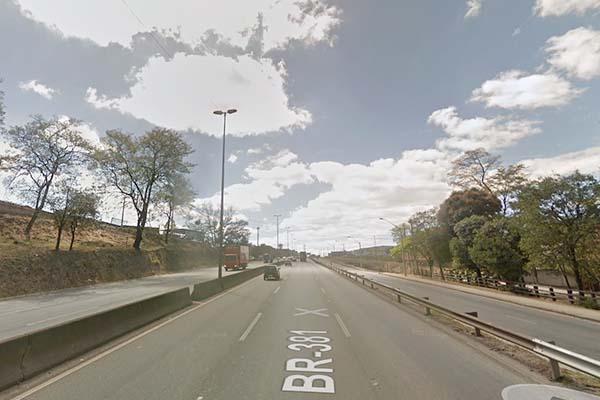 Acidente com carretas complica o trânsito na BR-381