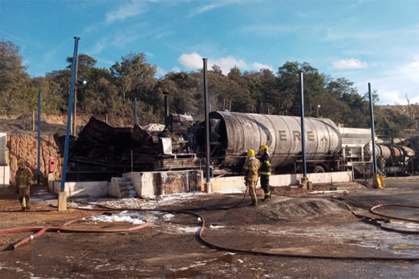 Em Betim, caldeira de asfalto pega fogo e explode