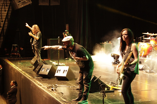 Urbana Legion faz grande show em BH 