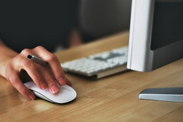 Lojas de shopping divulgam vagas de emprego na internet