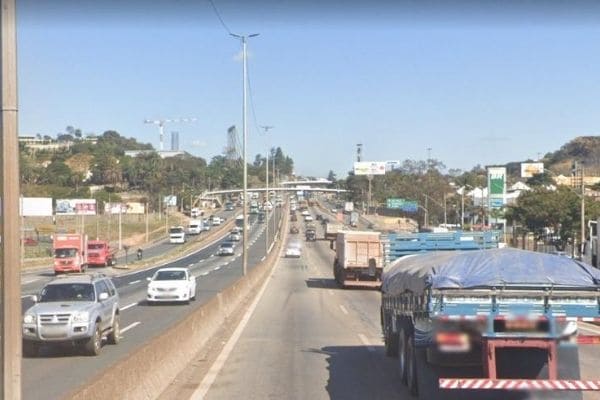 Acidente interdita duas faixas da BR-381 em Contagem