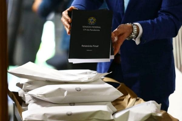 Senador Renan Calheiros faz leitura do relatório da CPI da Pandemia