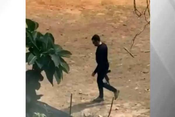 Policial que atirou contra trabalhadores ganha prisão domiciliar com tornozeleira eletrônica