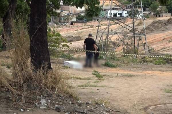 Corpo de mulher com sinais de violência sexual é encontrado em lote vago em Contagem