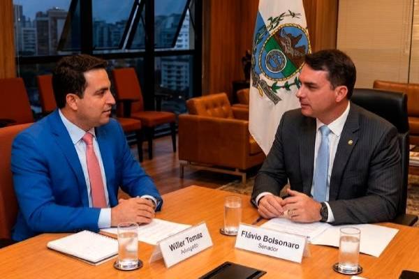 Flávio Bolsonaro é investigado pela PF por suspeita de lavagem de dinheiro