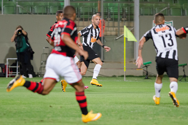 Atlético goleia Flamengo e volta ao G4