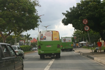 Micro-ônibus trafegam em alta velocidade em Contagem