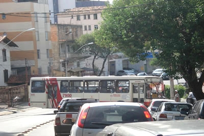 Obra de sinalização atrapalha o fluxo do trânsito