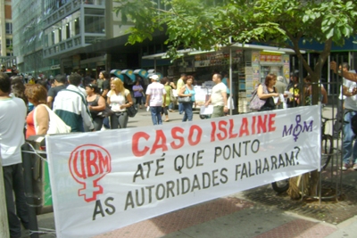 Mulheres protestam contra assassinato de cabeleireira 