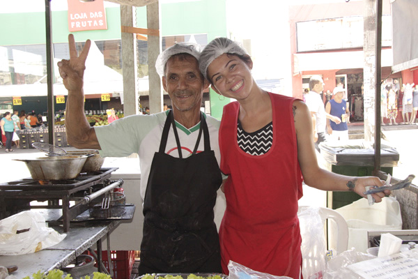 Clientes e feirantes experimentam nova Feira do Eldorado