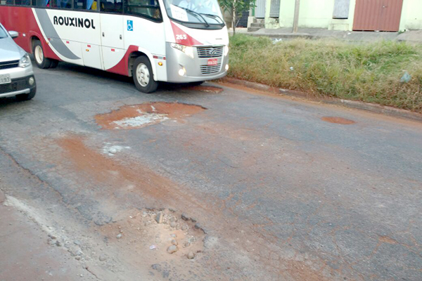 Leitor reclama de buracos em rua do bairro Santa Maria