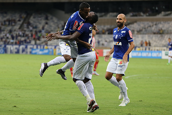 Cruzeiro vence e segue para semifinal do Mineiro