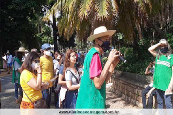 Boi Rosado Ambiental doa mudas de árvores no Parque Municipal BH