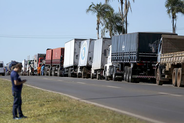 Protesto de caminhoneiros contra preço do diesel acontece em 13 estados