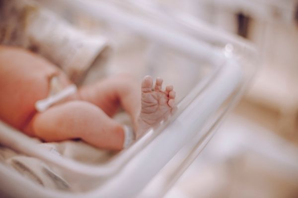 Número de óbitos e nascimentos registrados em MG está mais próximo